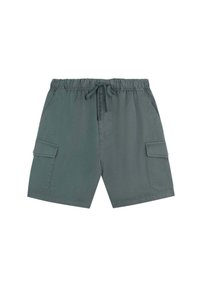 Șorturi cargo de culoare verde măsliniu, fabricate dintr-un material moale, având un brâu elastic cu șnur, buzunare laterale și un buzunar cargo pe piciorul stâng.