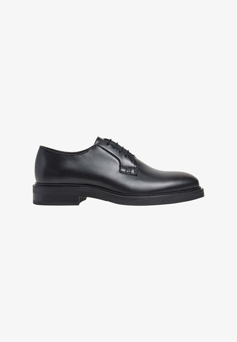 Scarpa da uomo in pelle nera con punta arrotondata, texture liscia, dettaglio con lacci e una robusta suola in gomma nera. Design minimalista.