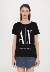 Čierne bavlnené tričko so širokým bielym logom "AX" a textom "ARMANI EXCHANGE", s okrúhlym výstrihom, krátkymi rukávmi a voľným strihom.
