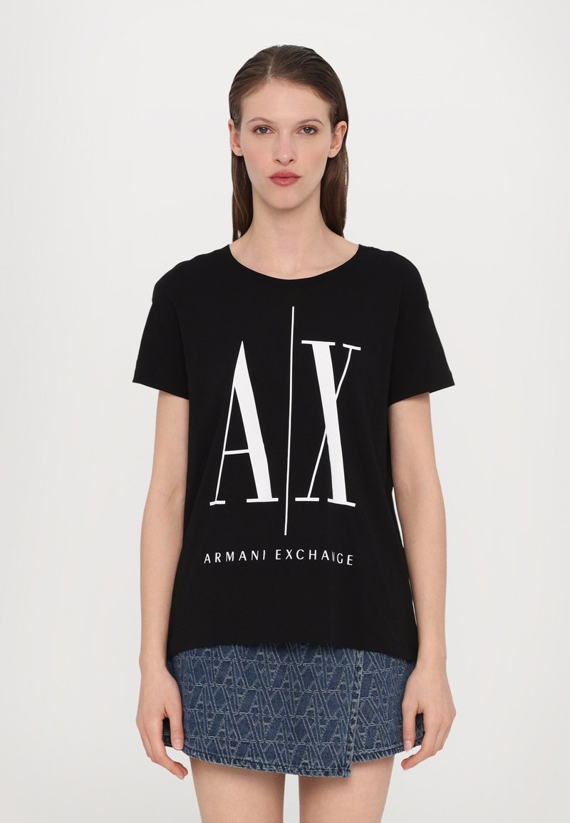 Čierne bavlnené tričko so širokým bielym logom "AX" a textom "ARMANI EXCHANGE", s okrúhlym výstrihom, krátkymi rukávmi a voľným strihom.