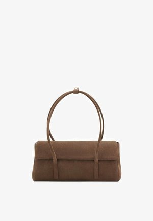 Bruine suèden handtas met twee gebogen handvatten, een vlakke bovenkant en een cilindervorm. Heeft een minimalistisch ontwerp en een stevige constructie.