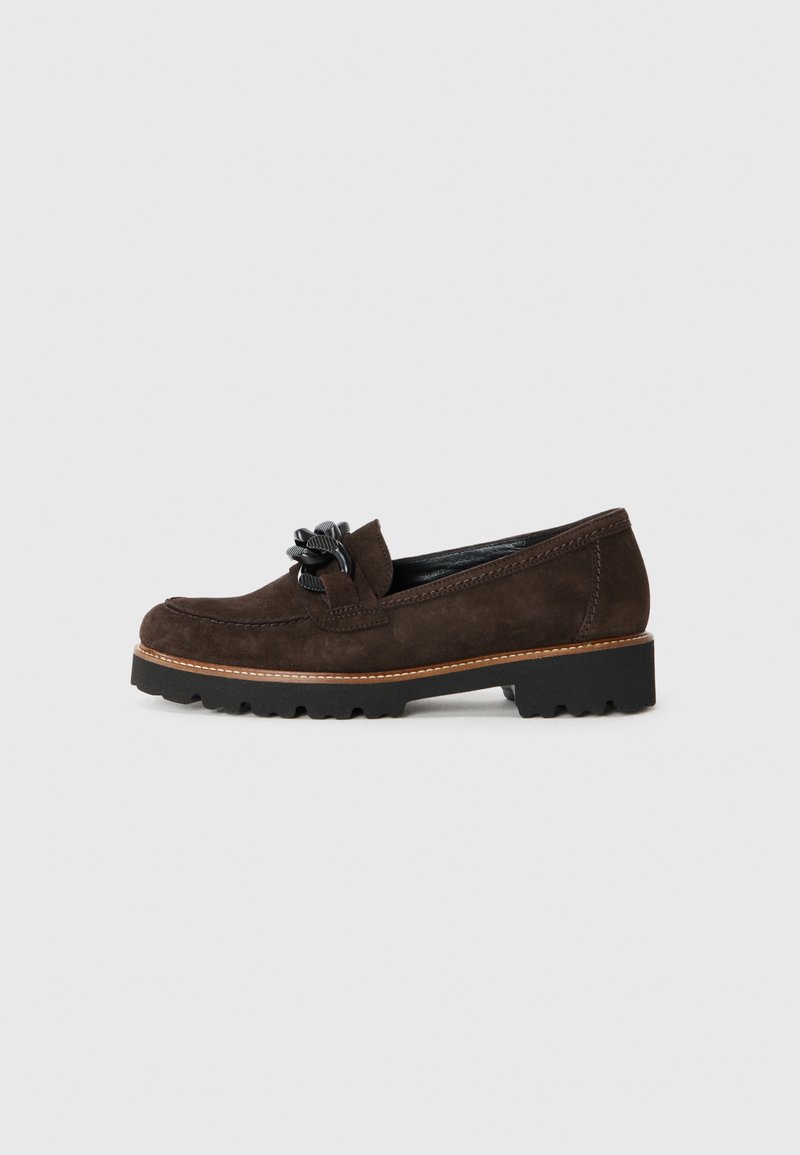 Braune Wildleder-Loafer mit runder Zehenpartie, schwarzer Leder-Schleifenakzent, strukturiertem Sohlen und einem kontrastierenden beigen Nähdetail entlang des Randes.