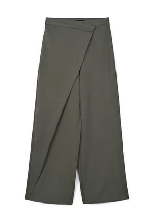 Pantaloni a gamba larga verde oliva con una texture liscia e un design drappeggiato. Presentano un pannello frontale inclinato e una vita dritta.