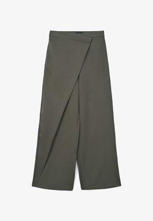 Olivgrüne weit geschnittene Hosen mit glatter Textur und drapiertem Design. Sie haben ein schräges Vorderteil und eine gerade Taille.