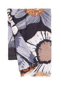 Sciarpa piegata con un grande motivo floreale in tonalità di grigio, nero, bianco, beige e arancione su uno sfondo bianco.