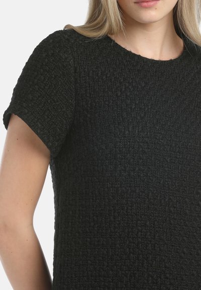 Fekete textúrájú ruha rövid ujjal, kerek nyakú és tapintható, szőtt anyagból készült.