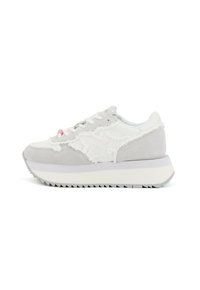 Sneaker grigio chiaro e bianchi caratterizzati da una tomaia in tessuto con accenti testurizzati, una suola spessa e un colletto leggermente imbottito.