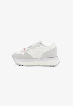 Sneaker grigio chiaro e bianchi caratterizzati da una tomaia in tessuto con accenti testurizzati, una suola spessa e un colletto leggermente imbottito.