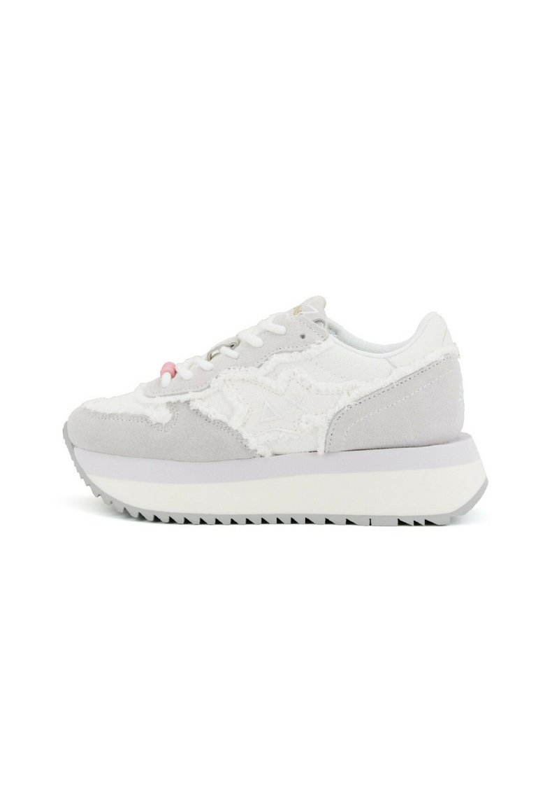 Sneaker grigio chiaro e bianchi caratterizzati da una tomaia in tessuto con accenti testurizzati, una suola spessa e un colletto leggermente imbottito.