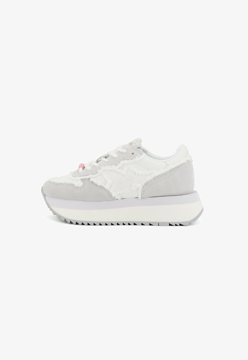 Hellgraue und weiße Sneakers mit einem Obermaterial aus Textil und strukturierten Akzenten, einer dicken Sohle und einem leicht gepolsterten Kragen.