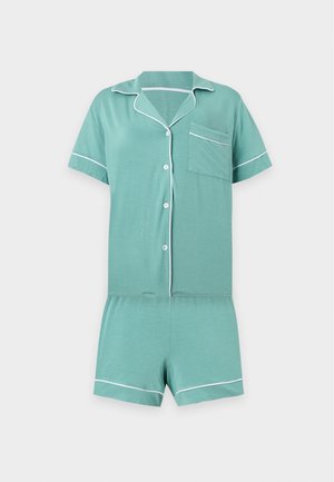 Pijama verde de manga corta con ribete blanco, camisa con botones en la parte delantera y bolsillo en el pecho, y pantalones cortos a juego sobre un fondo liso.