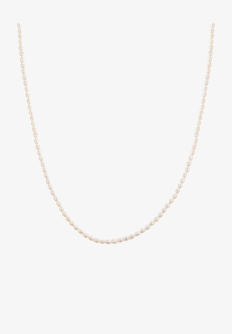 Collar de perlas de agua dulce con pequeñas perlas blancas redondas, ensartadas de cerca, que presentan una superficie lisa y lustrosa con un brillo sutil.