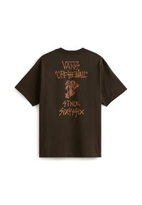 Camiseta marrón de manga corta con un gráfico naranja en la parte de atrás que dice "VANS 'OFF THE WALL' DESDE SESENTA Y SEIS" y un diseño dibujado.