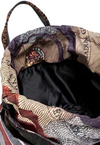 Borsa in tessuto a più motivi con un interno in satin nero e un'apertura arricciata. Presenta dettagli decorativi lungo il bordo e una maniglia robusta.