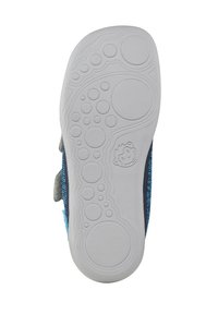 Dziecięce trampki z teksturowaną białą gumową podeszwą z wzorem bąbelków, górą z niebieskiego i szarego materiału oraz rzepami do zapięcia.