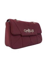 Borsa a tracolla in pelle trapuntata bordeaux con catena argentata e logo "GAËLLE PARIS" sulla patta frontale.
