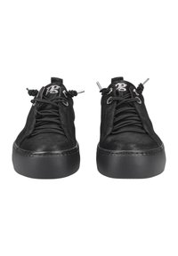Scarpe nere stringate con finitura opaca, dotate di punta rotonda, suola in gomma texturizzata e dettagli metallici sui lacci.
