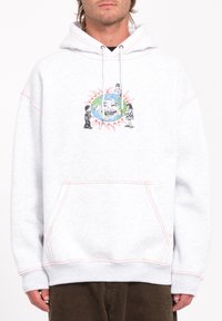 Grijze sweatshirt met een grafisch ontwerp aan de voorkant dat een gestileerde wereldbol, figuren en rode accenten laat zien. Voorzien van een capuchon met trekkoord en een voorzak.