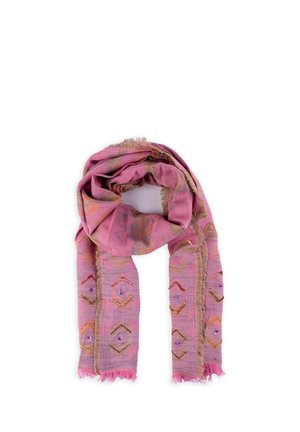 Różowy szal z tkaniny z geometrycznymi wzorami haftowanymi i małymi ozdobami z koralików, pokazany luźno złożony na białym tle.