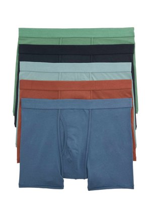 Stak af fem herreboxershorts i blå, rust, lysegrå, sort og grøn, lagt fladt i en lagdelt opstilling.