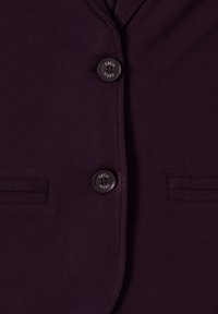 Tmavě fialový blazer s dvěma předními kapsami, s klopeným límcem a černými knoflíky označenými "CECIL". Hladká textura s minimálním zdobením.