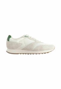 Helle graue Sneakers mit weißen Leder- und grauen Wildlederpaneelen, grüner Fersenakzent und strukturiertem Sohlendesign. Schnürdesign mit runder Zehenpartie.