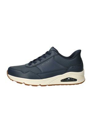 Donkerblauwe Skechers Slip-Ins sneaker met geperforeerd leer, witte middenzool, zichtbare luchtdemper en bruine buitenzool, naar rechts gericht.