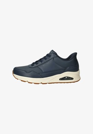 Donkerblauwe Skechers Slip-Ins sneaker met geperforeerd leer, witte middenzool, zichtbare luchtdemper en bruine buitenzool, naar rechts gericht.