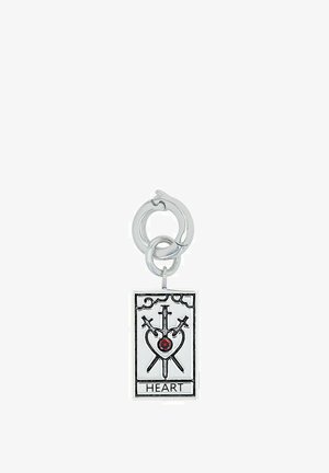 Un charm de plata con una placa rectangular que representa un corazón y espadas cruzadas. Presenta intrincados detalles en líneas negras y un acento de gema roja.