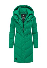 Zielona pikowana kurtka z wysokim kołnierzem i kapturem, z zapięciem na zamek, ukośnym przeszyciem oraz akcentem logo na dolnej lewej stronie.
