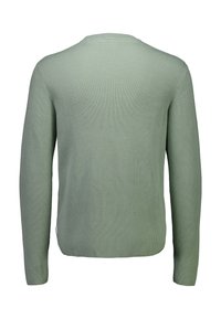 Zielony sweter z prążkowanym wzorem z długimi rękawami i okrągłym dekoltem. Materiał ma miękką teksturę i delikatny stretch; brak widocznych zapięć.