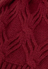 Dziergana bordowa tkanina z fakturowanym wzorem diamentu z wypukłymi liniami, zapewniająca przytulny i ciepły wygląd.