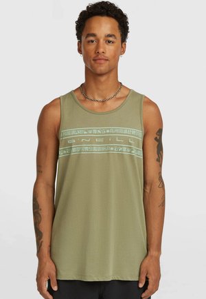 Olijfgroene tanktop van zachte stof, met een lichtblauw patroon over de borst en een relaxte pasvorm met brede armopeningen.
