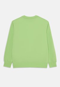 Felpa verde con maniche lunghe, polsini e scollatura a coste, realizzata in morbido cotone, con un colore uniforme e senza motivi visibili.