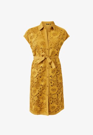 Gul blondekjole med blomsterudskæringsmønstre, korte ærmer, knaplukning foran og et matchende bælte i taljen.