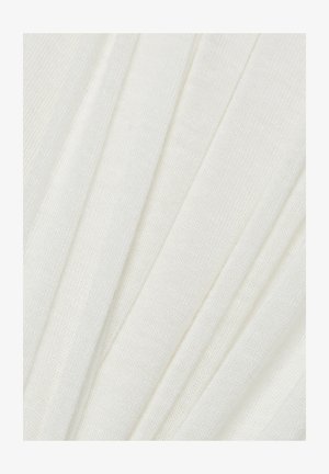 Valge kangas pehme ja tekstuurse pinnaga, millel on õrnad voldid ja niidi paksuse varieerumised, luues kihilise välimuse.