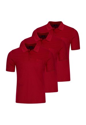 Drei schlichte rote Poloshirts mit kurzen Ärmeln, Kragen und Brusttaschen, in einer versetzten, überlappenden Anordnung angeordnet.