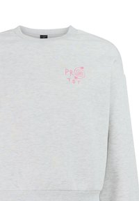 Sudadera gris claro con cuello redondo, pequeño espiral rosa y diseño de texto "PROTEST" en el pecho izquierdo, con puños y dobladillo acanalados.