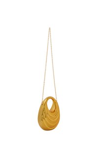 Gouden handtas met een gladde, gebogen vorm en gelaagde textuur. Voorzien van een dunne, gouden schouderband en een uitsparing als handvat.