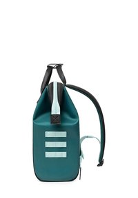 Zaino turchese con accenti neri, forma rettangolare, spallacci regolabili, materiale testurizzato e tre fasce orizzontali azzurro chiaro sul lato.