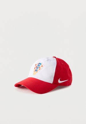 Rode en witte honkbalpet met Kroatisch voetbalwapen aan de voorkant en wit Nike Swoosh-logo aan de zijkant.