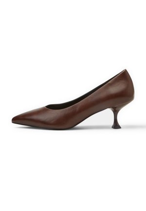 Décolleté in pelle marrone con punta affilata, tacco basso curvo a forma di kitten e texture liscia su sfondo bianco.