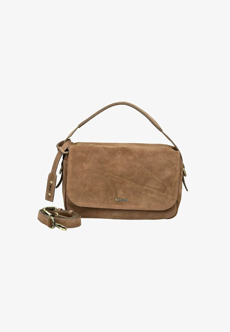 Sac à bandoulière en suede marron avec une poignée sur le dessus, une sangle amovible et un petit logo en métal sur le rabat avant.