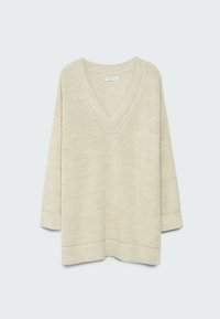 Beige gebreide trui met een V-hals, lange mouwen, geribde manchetten en een relaxte pasvorm. De textuur is stevig en zacht.