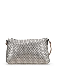 Bolso de mano plateado metálico con un diseño trenzado, que cuenta con una textura suave, forma rectangular y una correa de hombro desmontable.