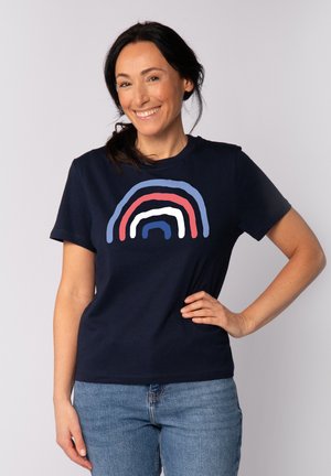 Navyblauwe katoenen T-shirt met een regenboogontwerp in rood, wit, blauw en marineblauw. Korte mouwen en een klassieke ronde hals.