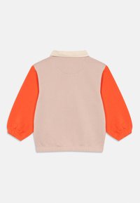 Pullover mit beigem Oberteil und leuchtend orangefarbenen Ärmeln. Mit einem Kragen und elastischen Bündchen ausgestattet. Hergestellt aus weichem, glattem Stoff.