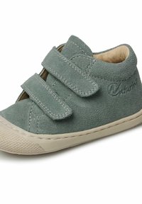 Scarpe in suede grigio morbido con chiusura in velcro, punta arrotondata e suola in gomma testurizzata. Presentano cuciture a contrasto e un dettaglio con logo.