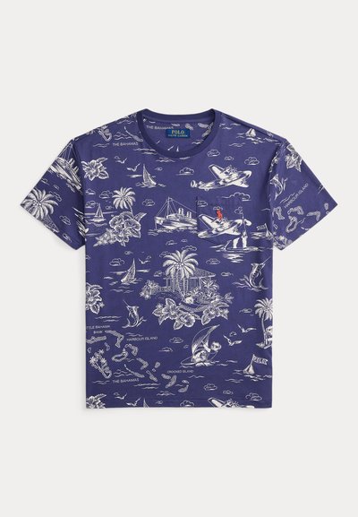 Μπλε σκούρο μπλουζάκι με κοντά μανίκια που διαθέτει λευκές τροπικές απεικονίσεις, όπως βάρκες, φοίνικες και κείμενο με αναφορές σε τοποθεσίες στις Μπαχάμες.