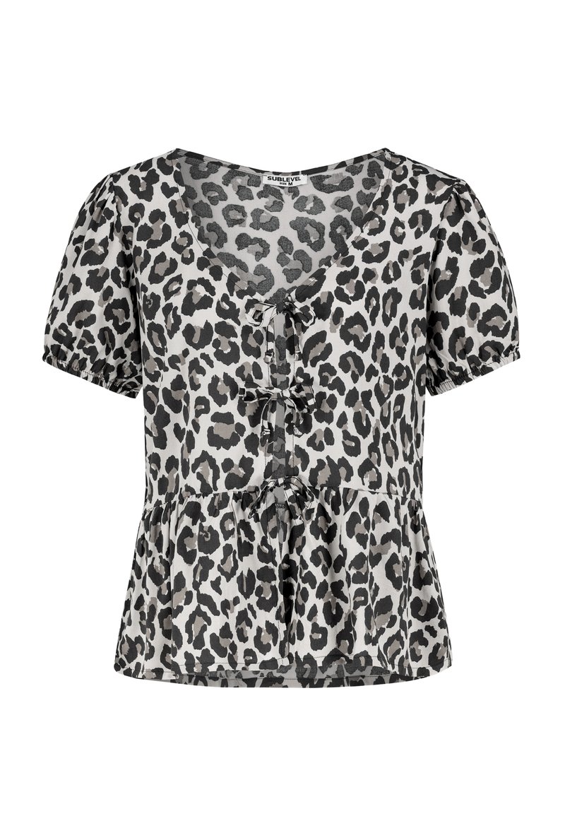 Leopardenmuster-Top mit kurzen Ärmeln, V-Ausschnitt, peplum-artigem Saum und Knopfdetails auf der Vorderseite. Hergestellt aus leichtem Stoff.